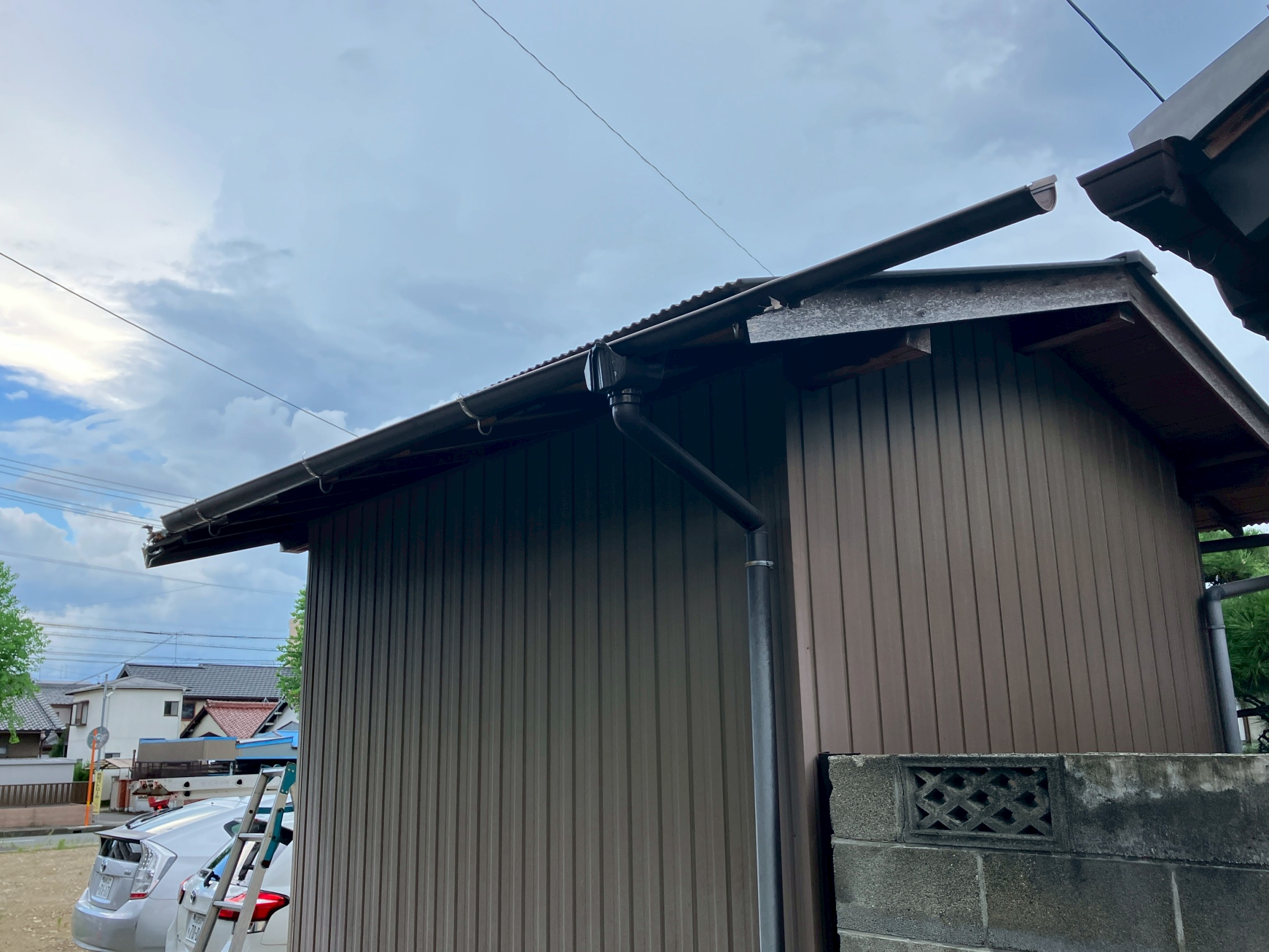 雨樋が大きく飛び出している
